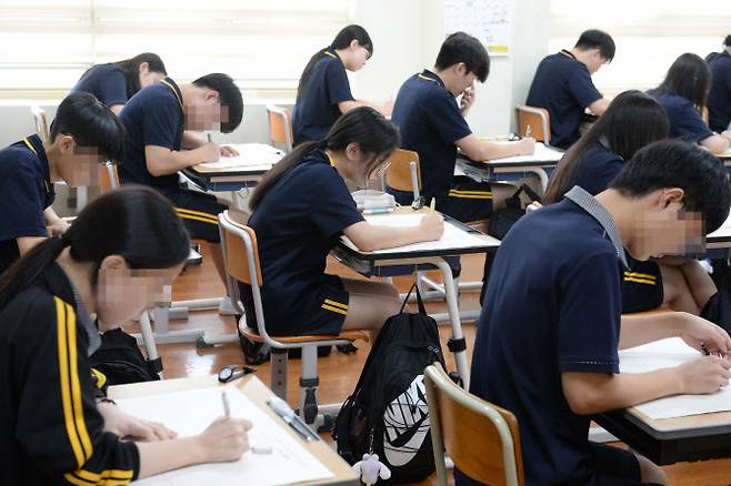 2025학년도 대학수학능력시험(수능) 대비 9월 모의평가 날인 작년 9월 4일 울산 남구 삼산고등학교에서 3학년 학생들이 모의고사를 치르고 있다.(사진=뉴시스)