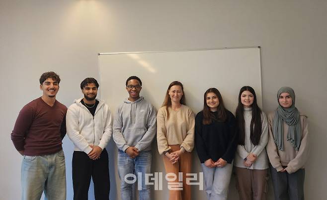 시몬 브뤼닝(왼쪽에서 네번째) 요하네스 브람스 김나지움 교사와 학생들이 기념 사진을 찍고 있다. (사진=백주아 기자)