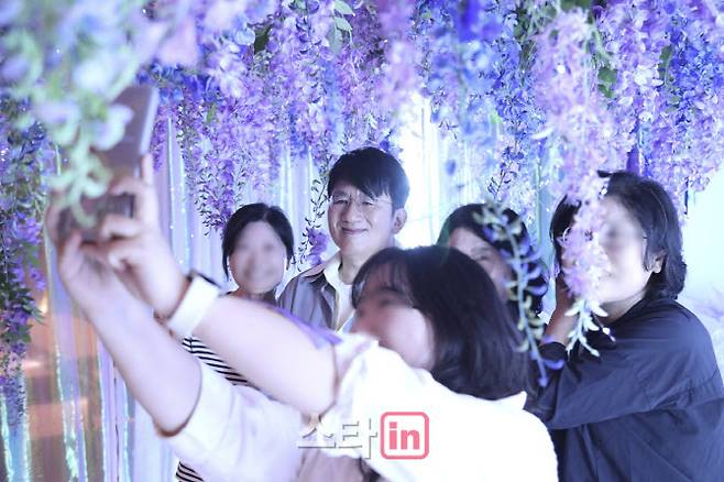 방시혁 하이브 의장이 ‘하이브 패밀리 나이트’ 참석자들과 기념 사진을 촬영하고 있다.(사진=하이브)