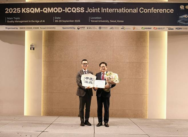 권명호 한국동서발전 사장이 27일 연세대 백양누리 그랜드볼룸에서 열린 ‘2025년도 한국품질경영학회-국제품질경영·조직개발학회-국제품질·서비스 과학회 공동 국제학술대회 시상식’에서 ‘글로벌품질경영인대상(Global Excellence Award in Quality Management)’ 수상자로 선정됐다. (사진=한국동서발전)