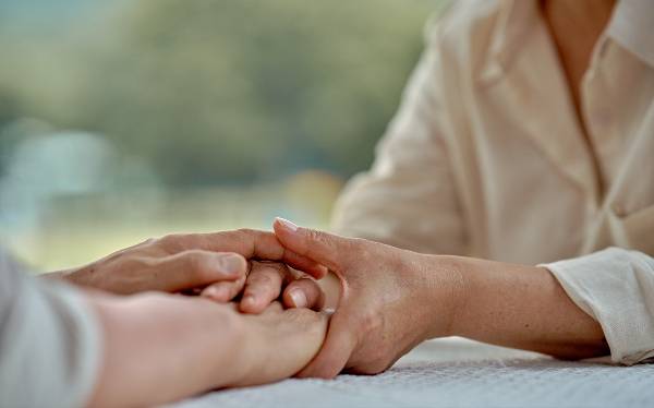 평생 아끼고 살다가 부부여행 한 번 못 간 사람들이 많다. 은퇴 후에도 생활비를 버는 사람이 적지 않다. 사진=게티이미지뱅크