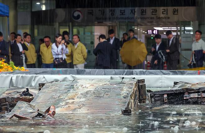 대전 유성구 국가정보자원관리원 화재 현장에 소실된 리튬이온배터리가 소화 수조에 담겨 있다. 2025.9.28/뉴스1 ⓒ News1 김진환 기자