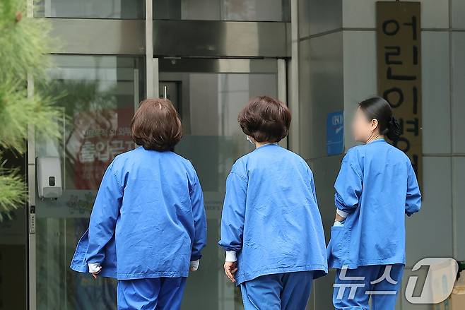 서울 시내 한 대학병원에서 간호사들이 이동하고 있다. 2025.3.12/뉴스1 ⓒ News1 김진환 기자 (사진은 기사 내용과 무관함)
