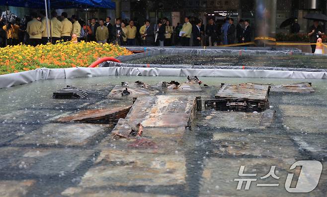 28일 오전 대전 유성구 국가정보자원관리원 화재 현장에 소실된 리튬이온배터리가 소화 수조에 담겨 있다. 2025.9.28/뉴스1 ⓒ News1 김진환 기자