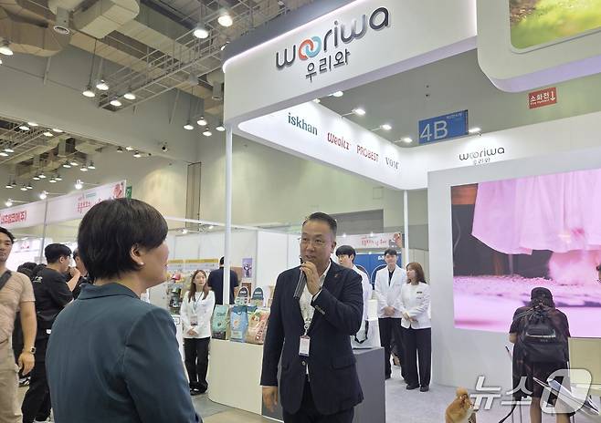 지난 26일 부산 벡스코에서 열린 '제1회 동물보호의 날' 행사에서 우리와 주식회사 기업 부스에 방문한 송미령 농림축산식품부 장관과 최광용 우리와 주식회사 대표가 사료 수출 관련 대화를 나누고 있다. ⓒ 뉴스1 한송아 기자