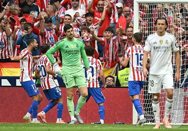 레알 마드리드가 아틀레티코 마드리드와 '마드리드 더비'에서 시즌 첫 리그 패배를 당했다. ⓒ AFP=뉴스1