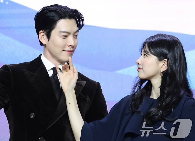 배우 김우빈과 수지(오른쪽)가 29일 서울 강남구 조선팰리스서울강남에서 열린 넷플릭스 시리즈 '다 이루어질지니'(극본 김은숙) 제작발표회에 참석해 포즈를 취하고 있다. '다 이루어질지니'는 천여 년 만에 깨어난 경력 단절 램프의 정령 지니(김우빈 분)가 감정 결여 인간 가영(수지 분)을 만나 세 가지 소원을 두고 벌이는 스트레스 제로, 판타지 로맨틱 코미디다. 2025.9.29/뉴스1 ⓒ News1 권현진 기자