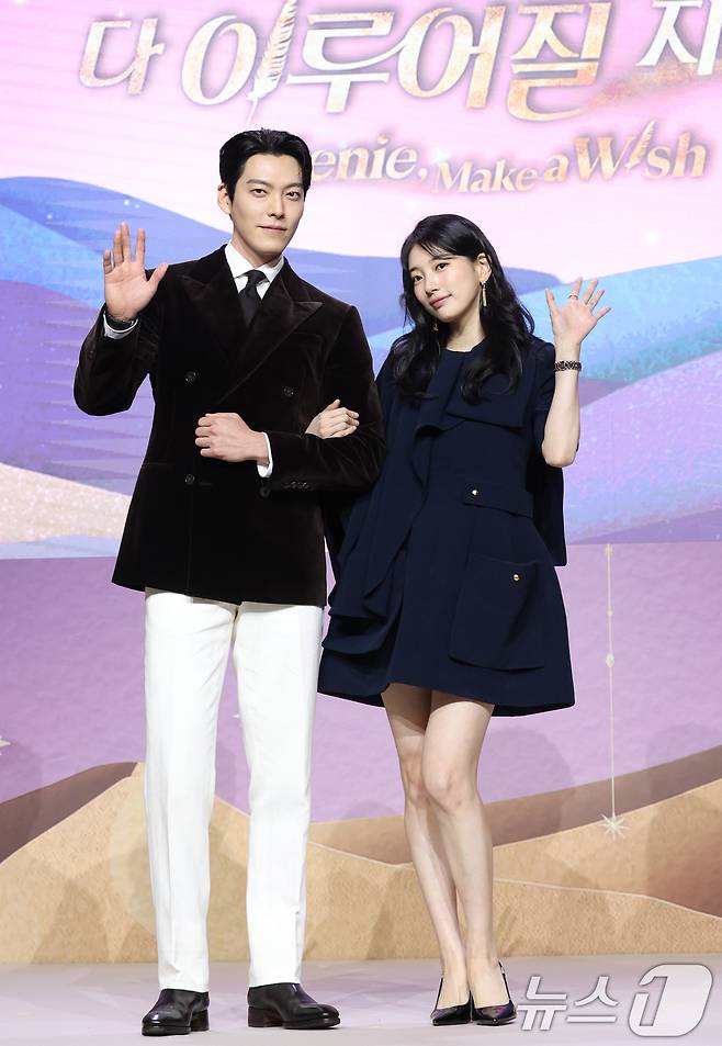 배우 김우빈과 수지(오른쪽)가 29일 서울 강남구 조선팰리스서울강남에서 열린 넷플릭스 시리즈 '다 이루어질지니'(극본 김은숙) 제작발표회에 참석해 포즈를 취하고 있다. '다 이루어질지니'는 천여 년 만에 깨어난 경력 단절 램프의 정령 지니(김우빈 분)가 감정 결여 인간 가영(수지 분)을 만나 세 가지 소원을 두고 벌이는 스트레스 제로, 판타지 로맨틱 코미디​다. 2025.9.29/뉴스1 ⓒ News1 권현진 기자