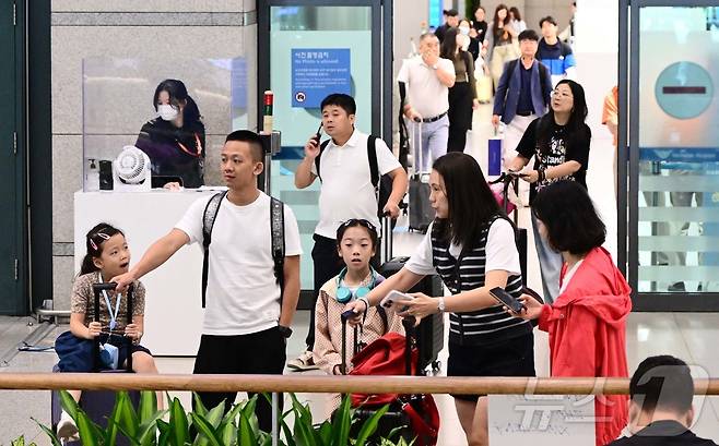 중국인 단체관광객에 대한 무비자 입국 시행 첫날인 29일 오전 인천국제공항 제1터미널 입국장으로 중국인 관광객들이 입국하고 있다. (공동취재) 2025.9.29/뉴스1 ⓒ News1 오대일 기자