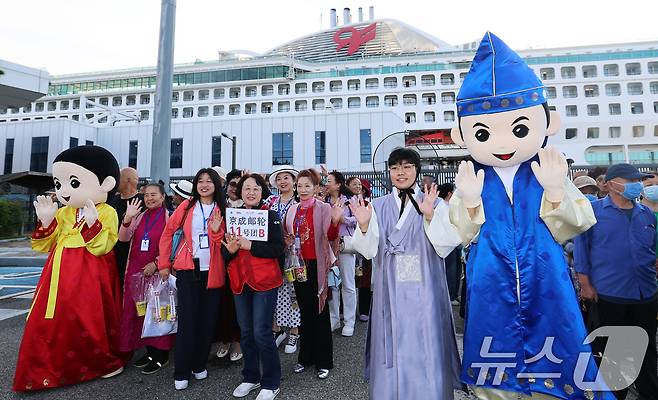 중국 단체관광객의 무비자 입국이 시작된 29일 오전 크루즈를 타고 방한한 중국인 관광객들이 인천 연수구 인천항크루즈터미널을 통해 입국하며 손을 흔들고 있다.  2025.9.29/뉴스1 ⓒ News1 오대일 기자