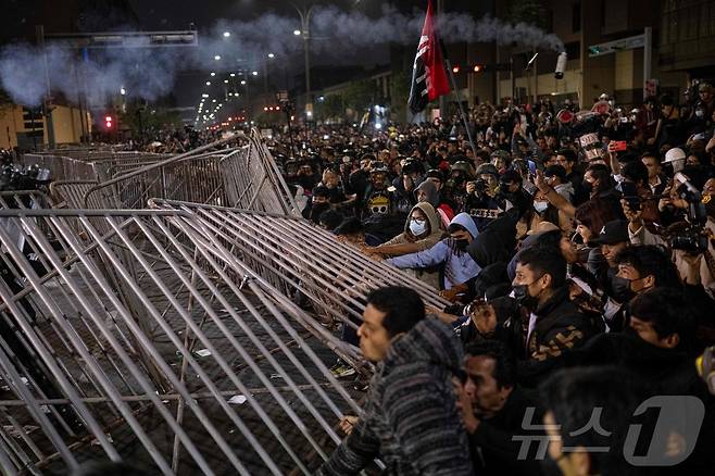 27일(현지시간) 페루 리마에서 연금 개혁안에 반대하는 반정부 시위대가 경찰과 충돌하고 있다. 2025.09.27. ⓒ AFP=뉴스1 ⓒ News1 윤다정 기자
