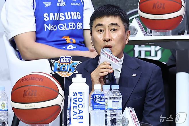 부산 KCC 이상민 감독이 29일 서울 용산구 블루스퀘어에서 열린 2025-26 LG전자 프로농구 개막 미디어데이&팬페스트에서 출사표를 밝히고 있다. 2025.9.29/뉴스1 ⓒ News1 김성진 기자