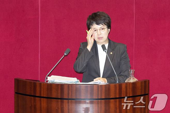 김은혜 국민의힘 의원이 29일 서울 여의도 국회에서 열린 제429회 국회(정기회) 제9차 본회의에서 국회에서의 증언·감정 등에 관한 법률 일부개정법률안(대안)에 대한 무제한토론(필리버스터)을 하고 있다. 2025.9.29/뉴스1 ⓒ News1 이승배 기자