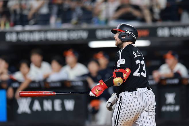 LG 오스틴이 27일 대전 한화생명 볼파크에서 열린 2025 KBO리그 정규시즌 한화전에서 홈런을 치고 있다. 사진 | 연합뉴스