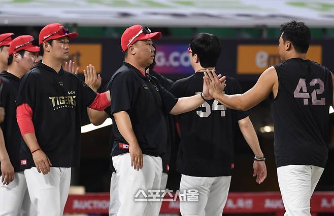 KIA 이범호 감독(가운데)이 27일 인천 SSG랜더스필드에서 열린 2025 KBO리그 SSG와 경기에서 연장 승부 끝에 4-2로 승리하며 6연패에서 탈출한 뒤 선수들과 하이파이브를 나누고 있다. 문학 | 박진업 기자 upandup@sportsseoul.com