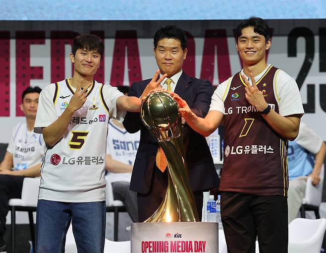 29일 서울 용산구 블루스퀘어에서 열린 ‘2025-2026시즌 프로농구 개막 미디어데이 & 팬페스트’ 행사에서 LG 조상현 감독, 양준석, 유기상이 포즈를 취하고 있다.  사진 | 연합뉴스
