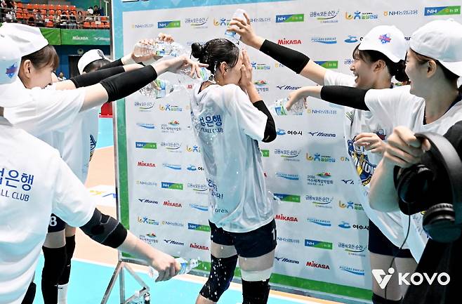 물세례를 받는 IBK기업은행 육서영. 사진제공=KOVO