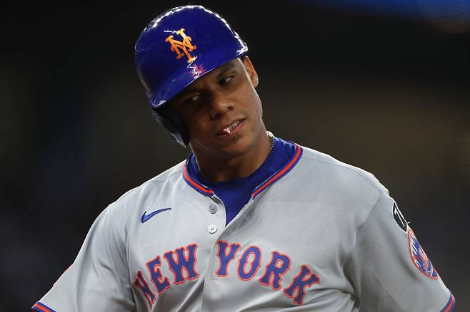 뉴욕 메츠 후안 소토가 29일(한국시각) 마이애미 말린스전에서 1회 삼진을 당한 뒤 고개를 갸우뚱하며 물러나고 있다. AFP연합뉴스