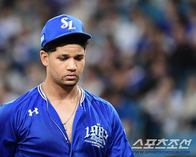 23일 대구 삼성라이온즈파크에서 열린 KBO리그 삼성과 두산의 경기. 4회 추가 실점을 허용한 삼성 선발 가라비토. 대구=송정헌 기자songs@sportschosun.com/2025.09.23/