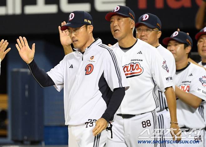 18일 잠실구장에서 열린 두산 베어스와 키움 히어로즈의 경기. 9회말 대타 홍성호 끝내기 안타로 연패를 끊은 두산 조성환 감독대행이 기뻐하고 있다. 잠실=박재만 기자 pjm@sportschosun.com/2025.09.18/