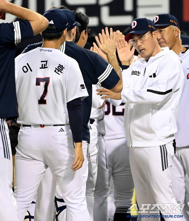 25일 잠실야구장에서 열린 한화와 두산의 경기, 두산이 7대0으로 승리했다. 8이닝 무실점으로 시즌 10승을 달성한 잭로그가 조성환 감독대행의 환영을 받고 있다. 잠실=허상욱 기자wook@sportschosun.com/2025.09.25/