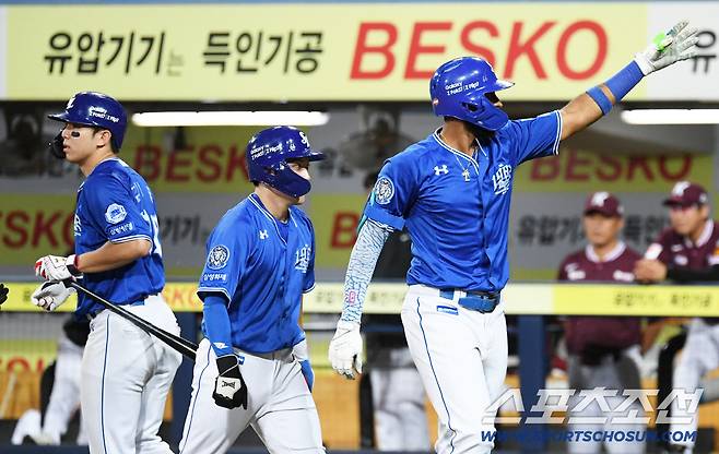 25일 대구 라이온즈파크에서 열린 삼성 라이온즈와 키움 히어로즈 경기. 8회말 2사 1,3루 삼성 디아즈가 스리런포를 날린 뒤 환호하고 있다. 2015시즌 삼성 나바로가 가지고 있던 외국인 타자 단일 시즌 최다 홈런(48홈런) 기록을 디아즈(49홈런)가 다시 세웠다.  대구=박재만 기자 pjm@sportschosun.com/2025.09.25/