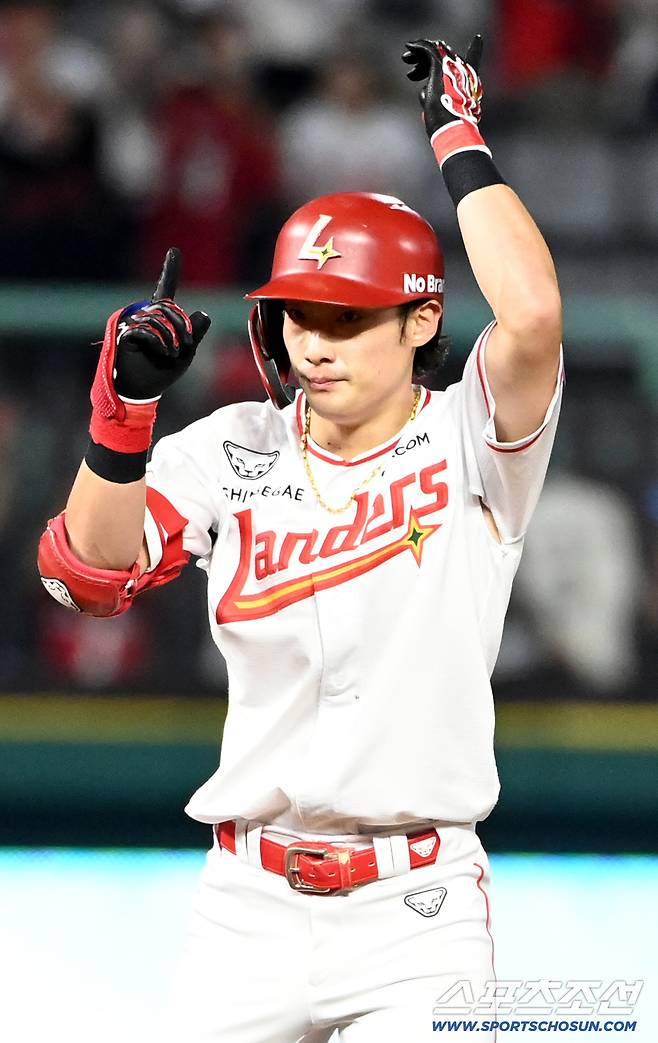 29일 인천SSG랜더스필드에서 열린 롯데와 SSG의 경기, 1회말 2사 1,3루 SSG 최지훈이 역전 2타점 2루타를 치고 기뻐하고 있다. 인천=허상욱 기자wook@sportschosun.com/2025.09.29/