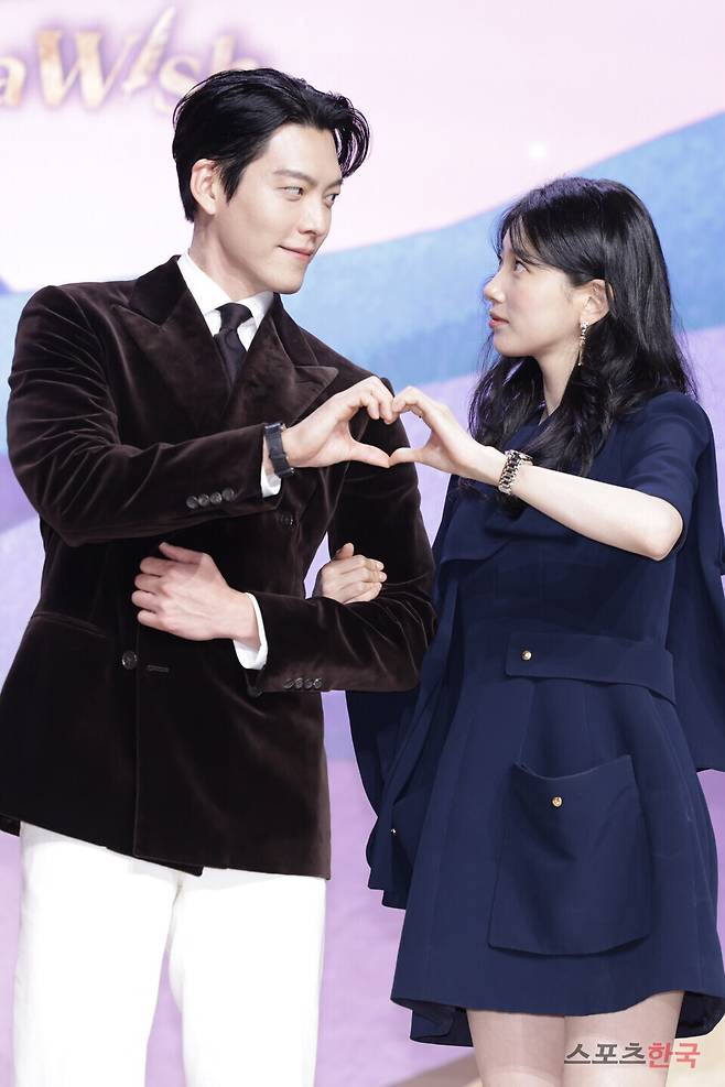 넷플릭스 오리지널 시리즈 '다 이루어질지니' 제작발표회에 참석한 배우 김우빈, 수지. 25.9.29ⓒ이혜영 기자 lhy@hankooki.com