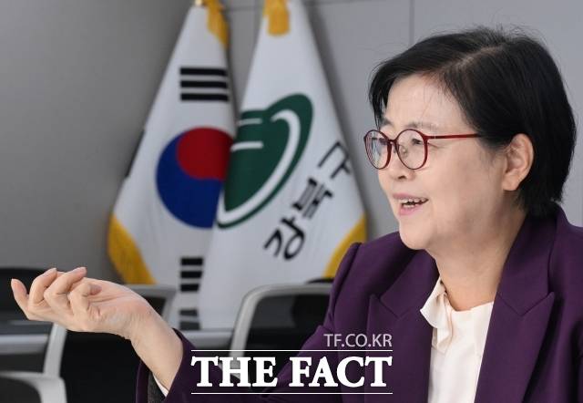 [더팩트ㅣ이새롬 기자] 이순희 강북구청장이 22일 서울 강북구 수유동 강북구청 집무실에서 <더팩트>와 인터뷰하고 있다.