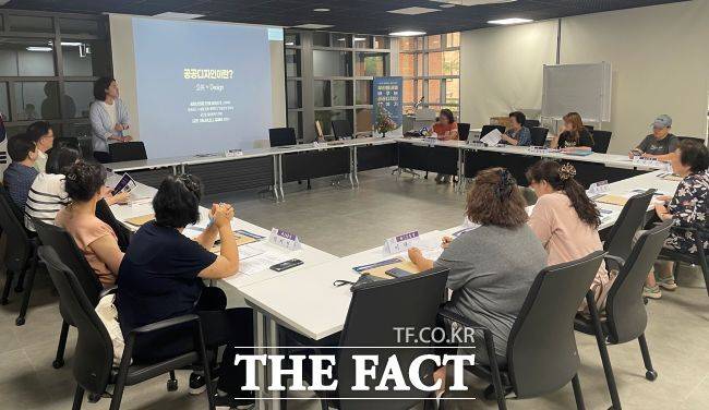 안양8동 행정복지센터에서 공공디자인을 교육하고 있다. /안양시