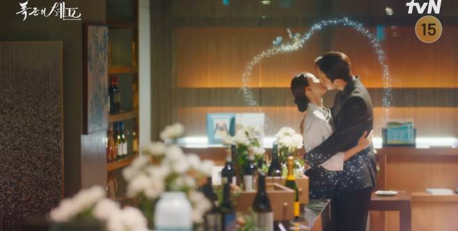 28일 방송된 tvN 토일드라마 '폭군의 셰프' 최종회에서는 이헌(이채민)과 연지영(임윤아)이 시공간을 넘어 재회하며 행복한 결말을 맞았다. 제산대군(최귀화)의 역모로 모든 것을 잃은 이헌은 반격을 준비했지만, 이 과정에서 연지영이 대신 칼을 맞고 현대로 돌아왔다. 현대로 돌아와 셰프가 된 연지영 앞에, 약속을 지키기 위해 시공간을 건너온 이헌이 나타났다. 두 사람은 애틋한 입맞춤으로 변치 않는 사랑을 확인하며 대단원의 막을 내렸다.