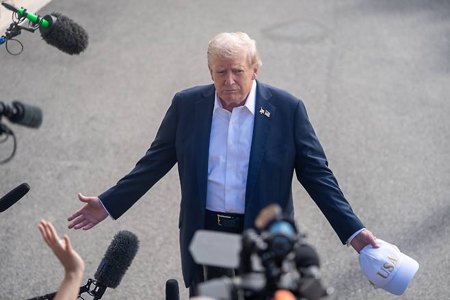 도널드 트럼프 미국 대통령이 27일(현지 시각) 백악관에서 취재진 질문에 답하고 있다. 트럼프 대통령은 지난 25일 한국의 3500억달러 규모 대미 투자 펀드 조성 계획을 언급하며 “이건 선불(upfront)”이라고 했다. 더불어민주당 내 친이재명계 인사 모임인 더민주혁신회의는 27일 미국의 요구가 과도하다며 “귀신 씻나락 까먹는 소리도 정도가 있다” “동맹국인 한국을 마치 자신들의 속국이라고 착각하는 듯하다”고 논평했다./신화 연합뉴스