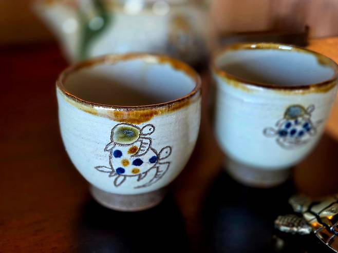 방 안에 비치된 도기(陶器)는 3세대에 걸쳐 류큐 왕국의 전통 도예 양식을 이어오고 있다는 인근 ‘쓰보야 공방’에서 공수해 온 것. 해양 생물인 거북이가 새겨져 있다. /조유미 기자