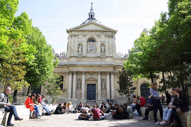 학생들이 프랑스 파리 소르본 대학에 앉아 이야기를 나누고 있다. /연합뉴스