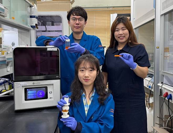 (앞) 남지수 박사과정, (뒷줄 왼쪽부터) 복신 첸(Boxin Chen) 박사과정, 김미소 교수./KAIST