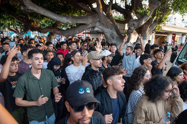 28일 모로코 라바트에서 열린 시위에서 시위 참가자들이 손을 흔들고 있다. /EPA=연합뉴스