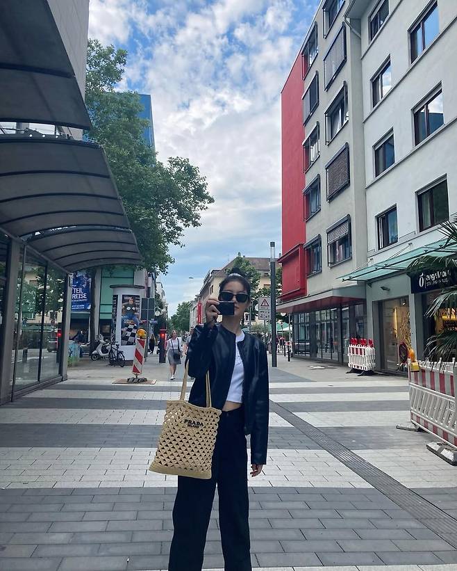 레더 재킷을 쿨하게 입은 신예은. 인스타그램 @__shinyeeun