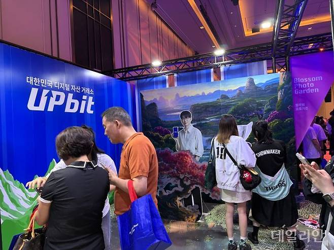 팬들은 '페이커' 이상혁 포토존에서 기념사진을 찍고 SNS에 업로드하며 현장의 즐거움을 공유했다. ⓒ데일리안 황지현 기자