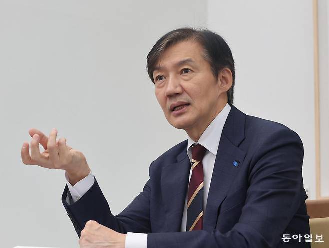 조국혁신당 조국 비상대책위원장이 26일 국회 본청 비대위원장실에서 동아일보와 인터뷰를 하고 있다. 인터뷰는 혁신정책연구원장이던 5일과 비대위원장 임명 이후인 26일 등 두 차례에 걸쳐 이뤄졌다. 장승윤 기자 tomato99@donga.com