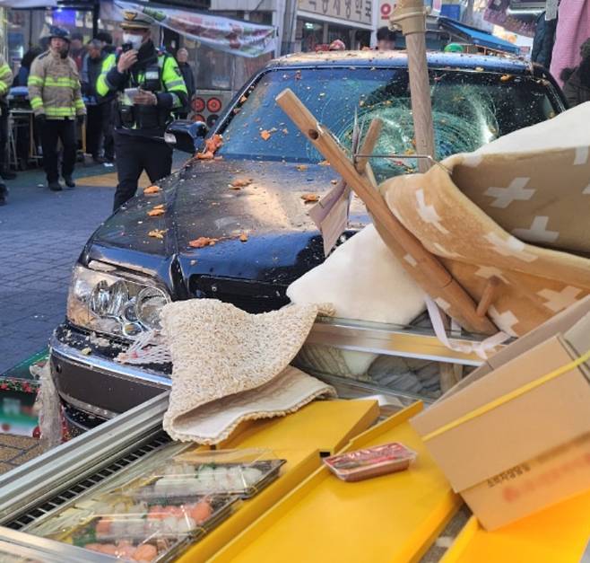 지난해 12월 31일 서울 양천구 목동 깨비시장에서 74세 남성이 몰던 구형 에쿠스 승용차가 골목에 밀집된 가게를 향해 돌진해 12명이 다치고 1명이 숨졌다. 사고를 낸 운전자는 2023년 치매 진단을 받았지만 운전면허 취소 기준에는 미치지 않아 면허를 유지해 왔다. 독자 제공