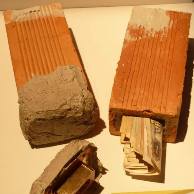 비밀 연락 수단으로 활용된 위장 벽돌. 사진 출처 레딧