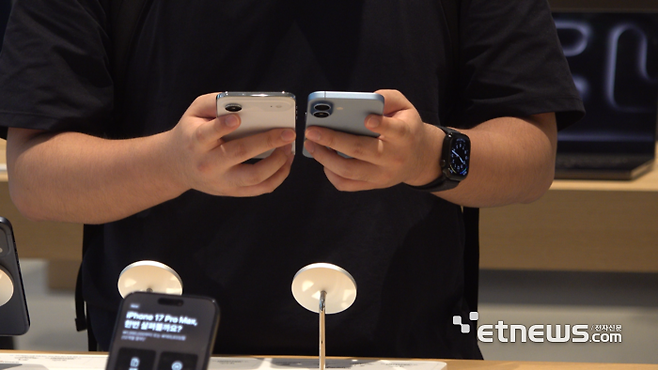 서울 중구 애플 명동 스토어에서 2024년에 이어 1차 출시국에 포함된 애플의 신제품이 공개되자, 매장을 찾은 시민들이 제품을 체험하며 관심을 보이고 있다. 조아라 영상기자 joa0628@etnews.com