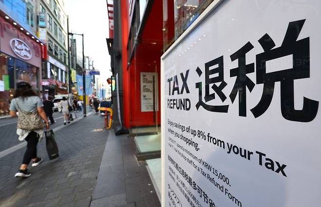 정부가 관광산업 활성화를 위해 29일부터 3인 이상 중국인 단체 관광객을 대상으로 무비자 입국을 허용하면서 지난 25일 서울 중구 명동거리 한 상점에 중국어로 면세 안내문이 게시돼 있다./사진=뉴시스