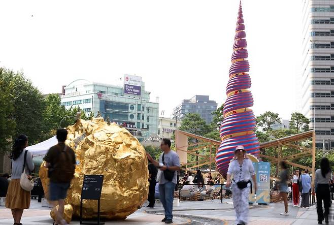청계천 복원 20주년을 맞아 29일 서울 중구 청계천에서 열린 2025 청계천 공공미술 프로젝트 '청계공존: 서로를 잇는 예술의 물결'에 기존에 설치됐던 '스프링'과 건축팀 오브라 아키텍츠의 '커넥천 파빌리온' 작품, 이수경 작가의 '그곳에 있었다_청계천 2025' 작품이 설치돼 있다. 뉴시스