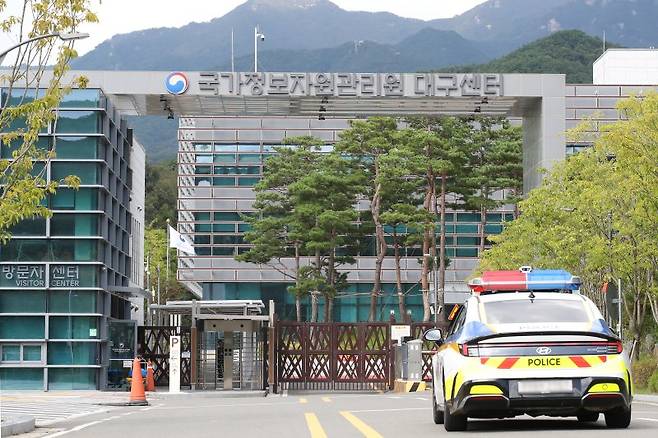 29일 오후 대구 동구 국가정보자원관리원(국정자원) 대구센터 입구에서 경찰이 순찰을 강화하고 있다. 정부는 국정자원 대전 본원에서 발생한 화재로 전소된 96개 시스템은 대구센터의 민관협력형 클라우드로 이전해 복구할 계획이다. 복구에는 약 4주가 소요될 것으로 알려졌다. 이날 오후 윤호중 행정안전부 장관이 대구센터를 직접 방문해 점검에 나섰다. 뉴스1