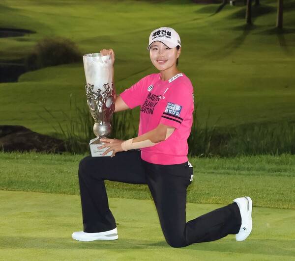 2025년 한국여자프로골프(KLPGA) 투어 메이저 대회 하이트진로 챔피언십 우승을 차지한 성유진 프로가 우승 트로피를 들고 기념 촬영하는 모습이다. 사진제공=KLPGA (사진을 무단으로 사용하지 마십시오.)