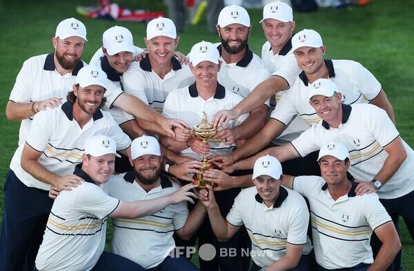 남자골프 대항전인 2025 라이더컵에서 우승한 유럽 팀. 사진 중앙에&nbsp;유럽 팀 단장인 루크 도널드(잉글랜드). 맷 피츠패트릭(잉글랜드), 빅토르 호블란(노르웨이), 로리 맥길로이(북아일랜드),&nbsp;루드비그 오베리(스웨덴), 셉 스트라카(오스트리아), 존 람(스페인), 저스틴 로즈(잉글랜드), 라스무스 호이고르(덴마크), 셰인 라우리(아일랜드), 토미 플리트우드(잉들랜드), 로버트 매킨타이어(스코틀랜드), 티럴 해턴(잉글랜드). 사진제공=ⓒAFPBBNews = News1 (사진을 무단으로 사용하지 마십시오.)