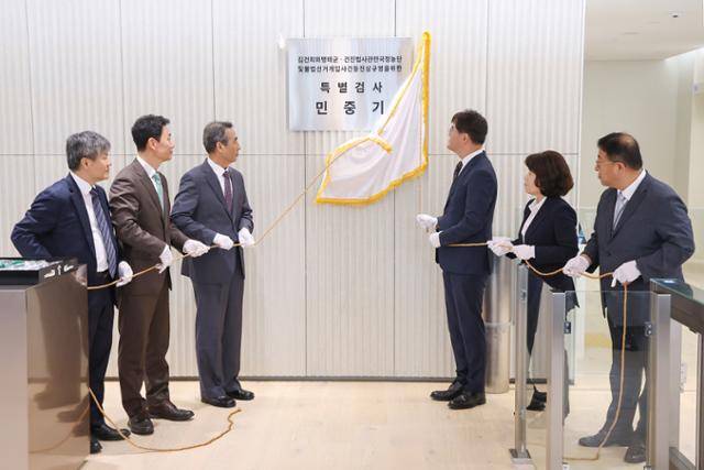 민중기(왼쪽 세 번째) 특별검사를 비롯한 김건희 특검팀 관계자들이 7월 2일 서울 종로구 KT광화문빌딩 웨스트에 마련된 특검 사무실에서 현판 제막을 하고 있다. 왼쪽부터 문홍주·박상진 특검보, 민 특검, 김형근·오정희 특검보, 홍지항 지원단장. 정다빈 기자