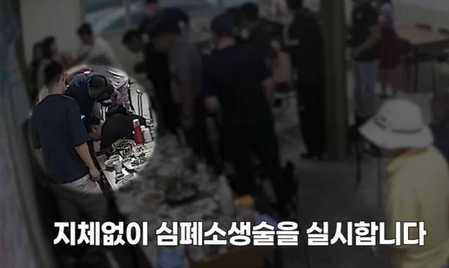 퇴근 후 식당에서 식사하던 경찰관들이 쓰러진 남성을 구했다. 유튜브 채널 ‘대한민국 경찰청’ 캡처