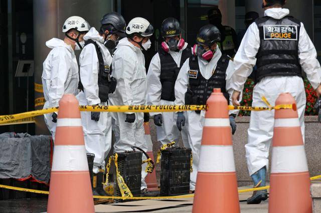 29일 오전 대전 유성구 국가정보자원관리원(국정자원) 화재 현장에서 경찰 관계자들이 불이 붙었던 무정전·전원 장치(UPS)용 리튬이온배터리 상태를 확인하고 있다.연합뉴스